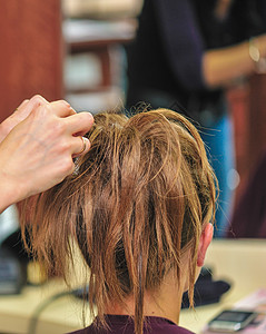 使用发胶的理发师沙龙凝胶新娘成人护发素店铺福利镜子化妆品头发背景图片