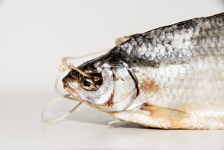 白底白底孤立的干鱼尾巴团体海鲜鲱鱼小吃盐渍动物蟑螂淡水腌鱼背景图片