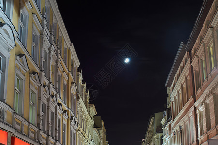 夜里在街对面的月亮背景图片
