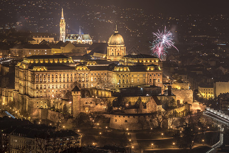 品塔达匈牙利布达佩斯夜间皇家宫殿和烟花 匈牙利布达佩斯背景