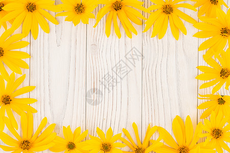 白色旧木桌上的黄野花木头雏菊乡村黄色季节花束植物花瓣荒野背景图片
