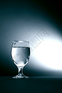 水杯饮料餐具气泡清凉高脚杯水晶玻璃口渴杯子背景图片