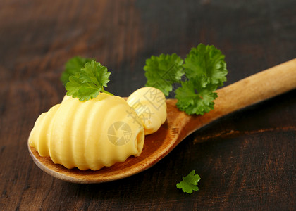 黄油卷卷炊具勺子用具厨房黄油卷发食品香菜奶制品食物背景图片