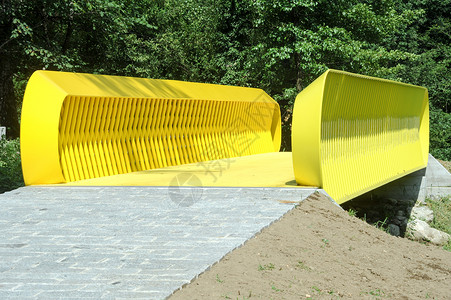 黄色未来桥梁金属木头人行道走廊建筑运动行人背景图片