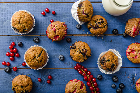 手绘蓝莓松饼自制健康松饼和水果甜点糕点浆果蓝色营养生物红色巧克力杯子美食背景