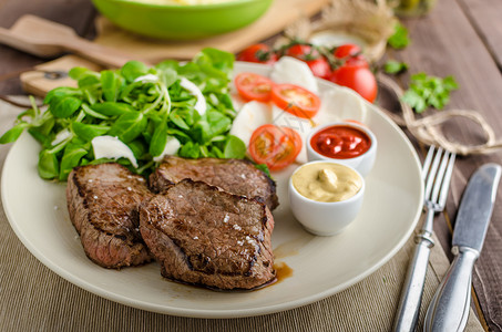 辛加里拉牛肉牛排加沙拉肋眼蔬菜午餐奶牛食物羊肉炙烤盘子肋骨土豆背景