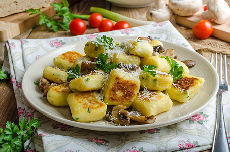 薯煎格诺奇盘子食物烹饪手工营养生物土豆草本植物午餐香菜背景图片