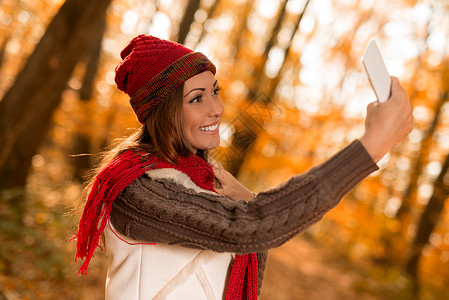 秋天画像红色享受水平季节乐趣森林幸福帽子手机微笑背景图片