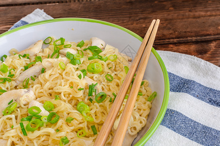 中国面条食物玻璃盘子美食筷子油炸用餐红烧辣椒洋葱高清图片