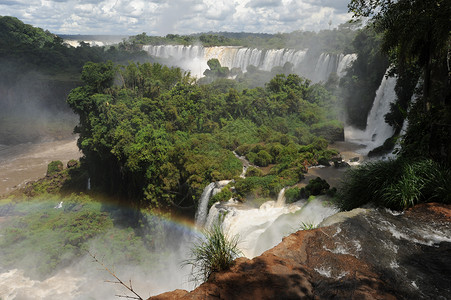 萨尔托阿根廷的伊瓜祖瀑布彩虹游客森林瀑布风景世界遗产背景