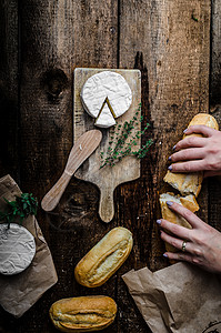 奶酪包咖啡饼 软奶酪和自制糕点学校木头草药牛奶美食早餐奶制品食物生物熟食背景