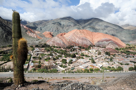 Purmamarca七色山丘绿色岩石沙漠世界遗产颜色村庄风景土地侵蚀爬坡背景图片