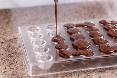 Pour 液体巧克力烘烤手工蛋糕食物桌子厨房背景图片