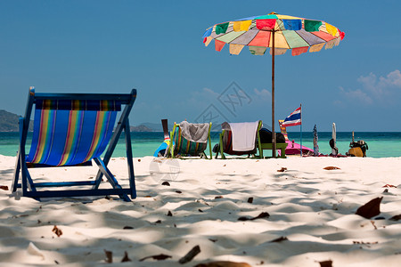 泰希尔珊瑚岛科莫多海滩的海滩伞和椅子高清图片
