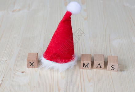 圣诞帽子和木头的XMAS字母背景图片