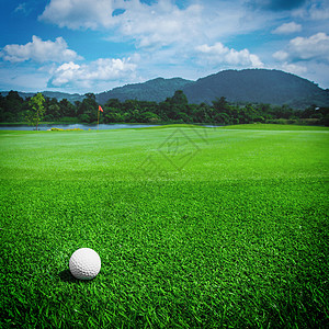 高尔夫球上场游戏运动课程绿色旗帜球道天空草地俱乐部热带背景图片