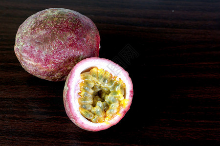 新鲜果实营养异国水果热情情调热带果汁解剖黄色背景图片
