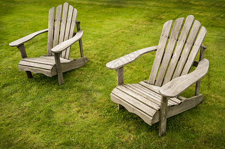 两张阿迪隆达克椅子木椅花园椅红色红叶花园植物白色灌木背景图片