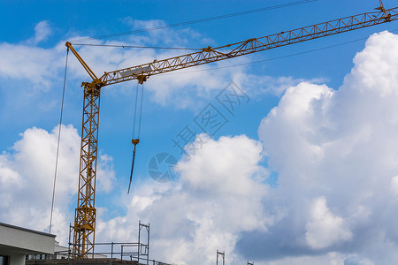 蓝色天空的建筑起重机拍摄照片经济学设备施工摄影工程钢缆吊装繁荣部分建筑学背景图片