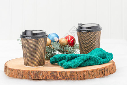 热咖啡杯装饰玻璃蓝色金子咖啡绿色云杉季节性饮料红色背景图片