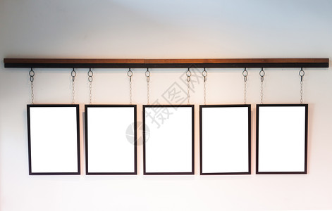 挂在白墙背景上的空白板控制板商业木板玻璃办公室框架广告牌路灯招牌营销背景图片