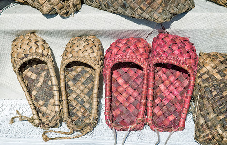 农民的旧鞋 - 编织的凉鞋背景图片