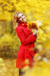 抓住叶子的女孩秋季妇女梦幻黄色红色金发女性卷曲幸福女孩公园女士背景