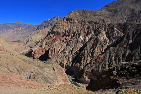 Cotahuasi 秘鲁纵深峡谷岩石秃鹰石头全景荒野冒险阳台场景风景拉丁背景图片