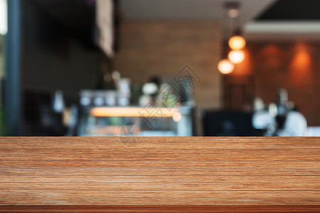 含模糊咖啡厅的木制桌顶推介会嘲笑店铺咖啡店房间展示咖啡柜台货架产品背景图片