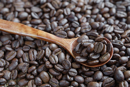 咖啡豆和木勺子烤咖啡豆和木勺棕色勺子种子木头宏观食物背景