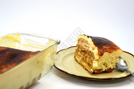 棕色盘子上的Tiramisu股份美食奶油甜点食物可可蛋糕巧克力糕点红色饼干背景图片