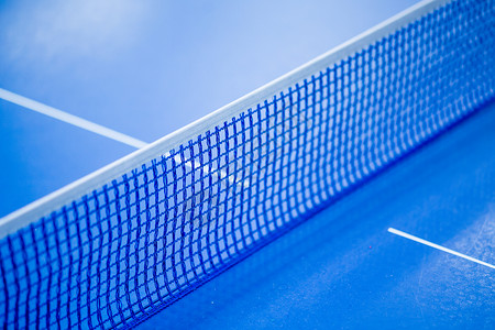 乒乓球网蓝乒乓球桌网净额网球闲暇娱乐运动桌子挑战球拍竞争木头白色背景