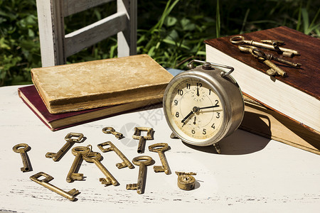 古老的闹钟 钥匙和书本明信片乡愁调子记忆框架历史木头风格游丝古董背景图片