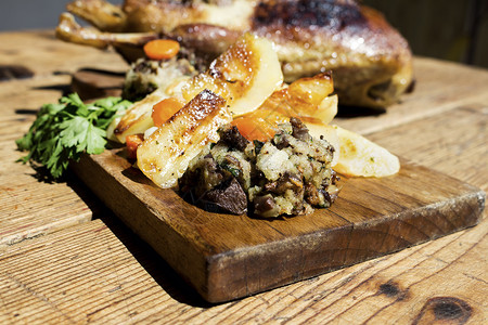 柳岩胸带蔬菜的木制桌上烤鸭背景