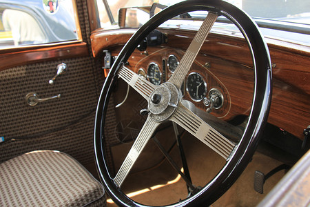 旧汽车仪表板皮革方向盘合金敞篷车车辆驾驶车轮奢华黑色运输背景图片