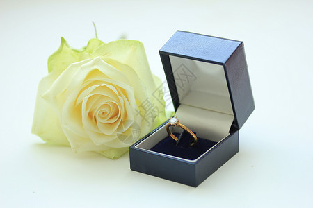 盒中订婚戒指婚姻结婚婚戒金子黄金金属奢华环境石头盒子背景图片