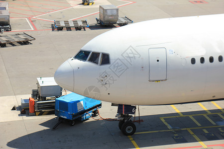 机场的行李处理货物飞行准备飞机运输平台月台地面航班活动背景图片