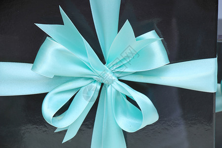 带蓝色丝带的礼品盒圣诞礼物礼物盒子生日蝴蝶结黑色惊喜婚礼生日礼物展示背景图片