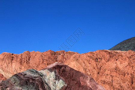 阿根廷Jujuy省Purmamarca的七色山丘颜色黏土侵蚀旅游世界村庄沙漠地标岩石遗产午睡背景图片
