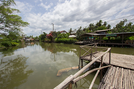 thaTha Chin 河沿岸 Nakhon路德全景天空白云下巴反射蓝天农村植物水葫芦镜子背景