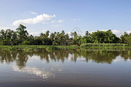 拉克雷特Tha Chin 河沿岸 Nakhon路德蓝天天空反射白云镜子植物全景下巴水葫芦农村背景