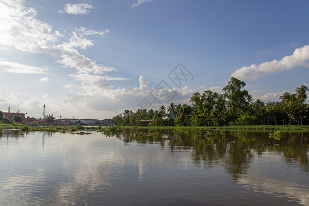 下巴河Tha Chin 河沿岸 Nakhon路德水葫芦镜子反射天空植物白云下巴蓝天全景农村背景