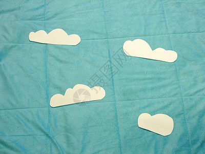 天空的平平面构成工艺品职业手工蓝色床单作品插条白色背景图片