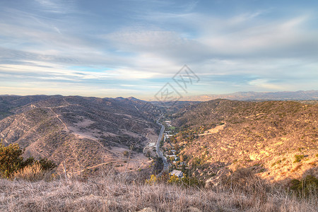 路 远处有马头背山峡谷大灯荒野蓝天海岸线天空日落全景山脉轨迹背景图片