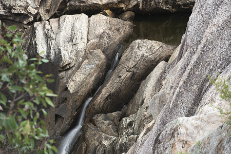 乌鸦溪矿白天是乌鸦巢瀑布叶子荒野公园背景