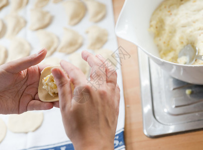 皮桑基准备俄罗斯的子鲁斯基皮洛吉传统美食土豆糕点妈妈食物烹饪奶奶木板宏观背景