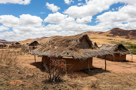 传统马达加斯加山地景观图稻田村庄爬坡贫困茅屋小屋苦难环境树木场地背景图片