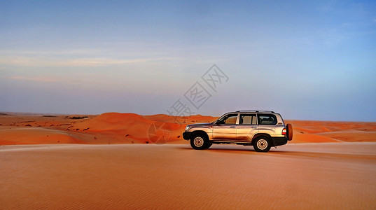 吉普车停在沙丘顶端高清图片