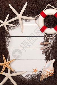 白木上的鱼网贝壳螺旋装饰木头工作室风格海洋正方形安全星星背景图片