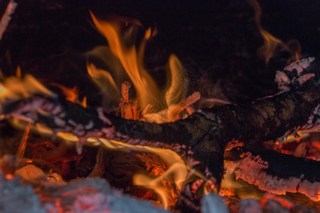 烧柴噼啪燃烧烹饪壁炉木头煤炭木炭余烬火焰背景图片